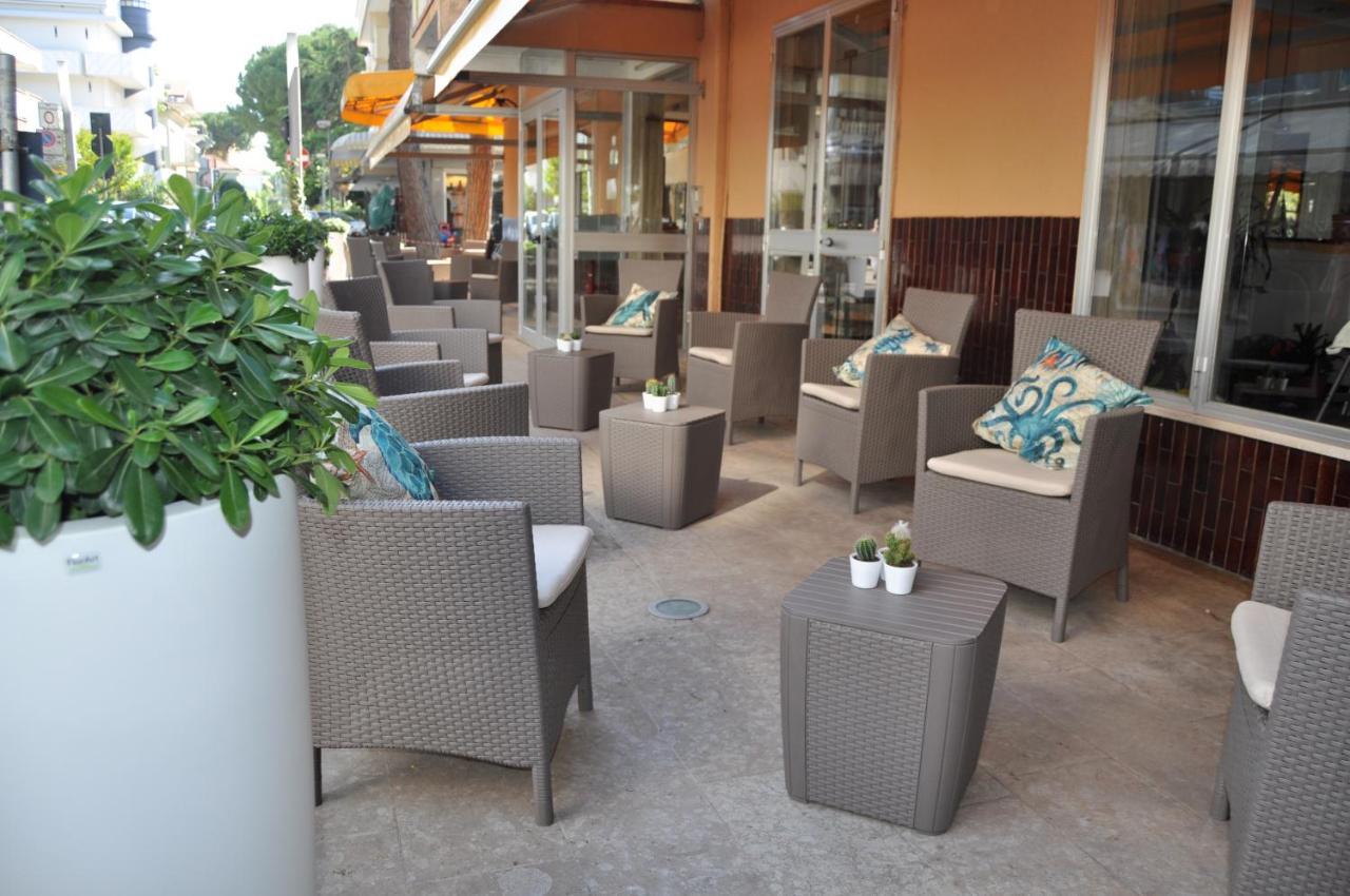 Susy - Ambienti Rinnovati - Direttamente Su Viale Dante E A Due Passi Dal Mare Hotel Riccione