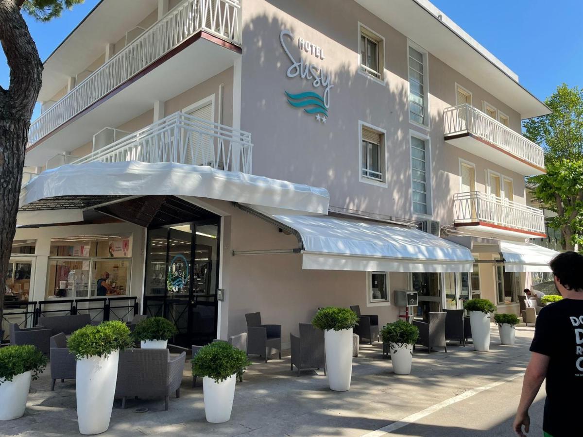 Susy - Ambienti Rinnovati - Direttamente Su Viale Dante E A Due Passi Dal Mare Riccione