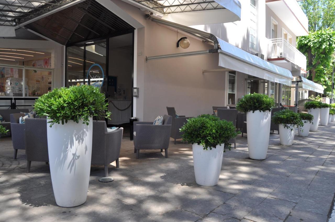 Susy - Ambienti Rinnovati - Direttamente Su Viale Dante E A Due Passi Dal Mare Hotel Riccione
