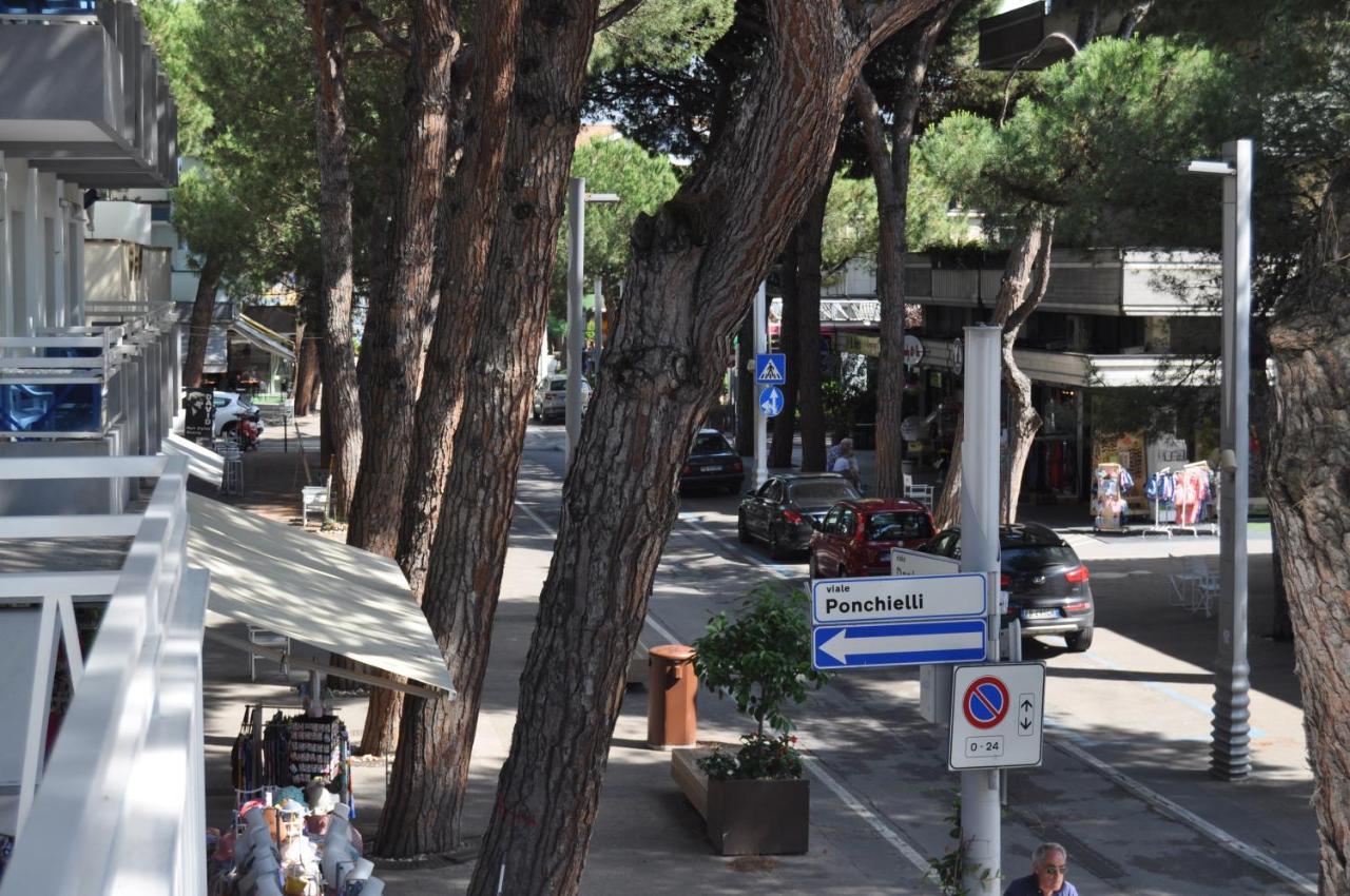Hotel Susy - Ambienti Rinnovati - Direttamente Su Viale Dante E A Due Passi Dal Mare 2*