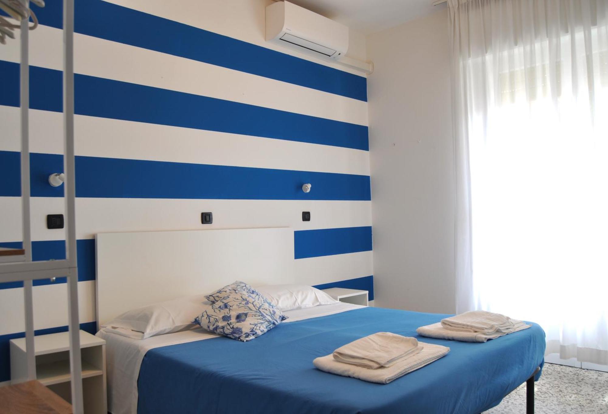 Susy - Ambienti Rinnovati - Direttamente Su Viale Dante E A Due Passi Dal Mare Hotel Riccione