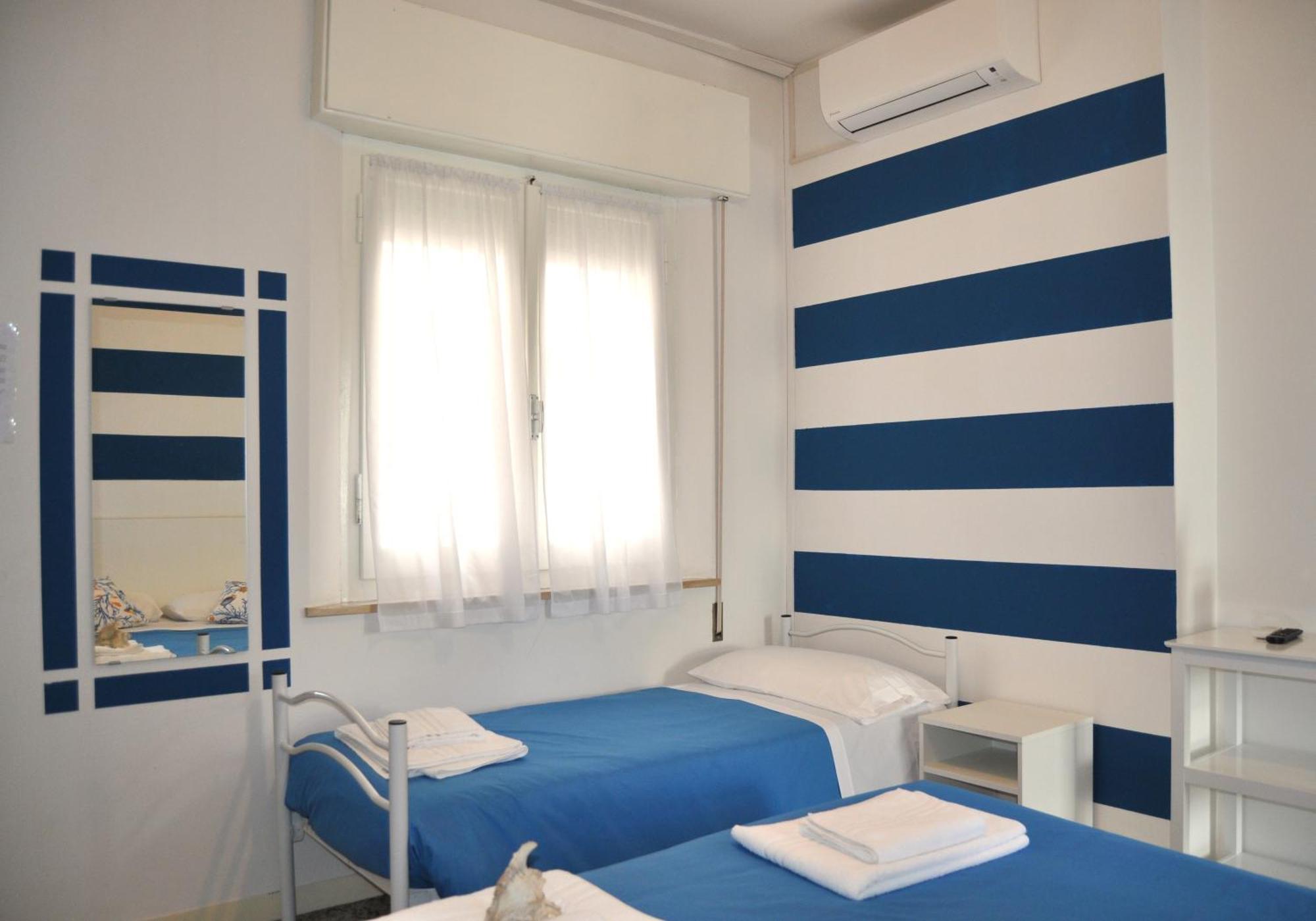 Hotel Susy - Ambienti Rinnovati - Direttamente Su Viale Dante E A Due Passi Dal Mare