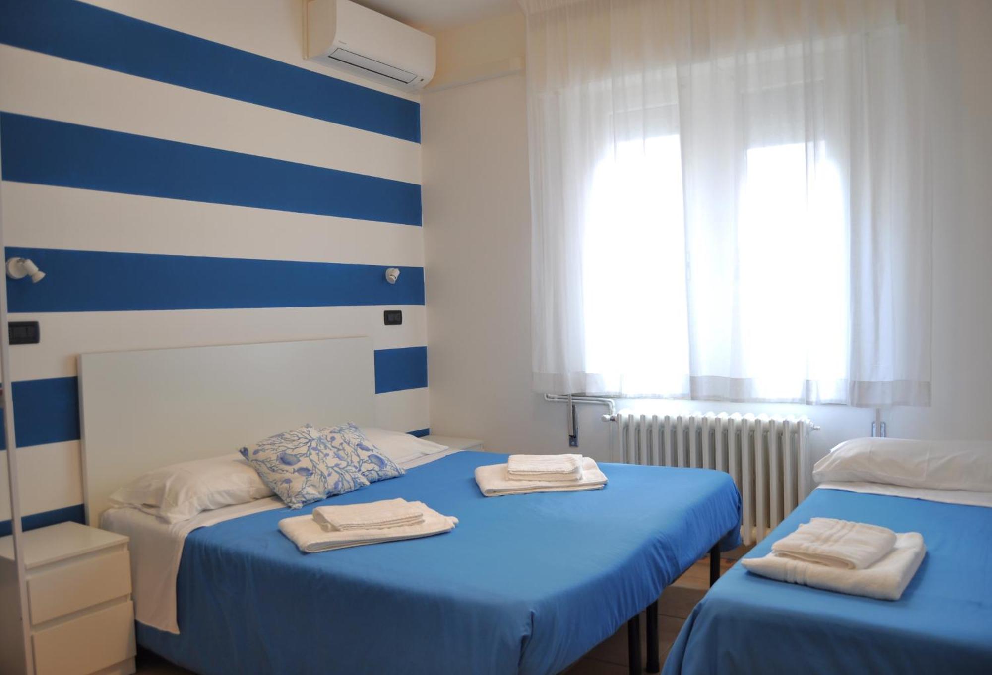 Susy - Ambienti Rinnovati - Direttamente Su Viale Dante E A Due Passi Dal Mare 2* Riccione