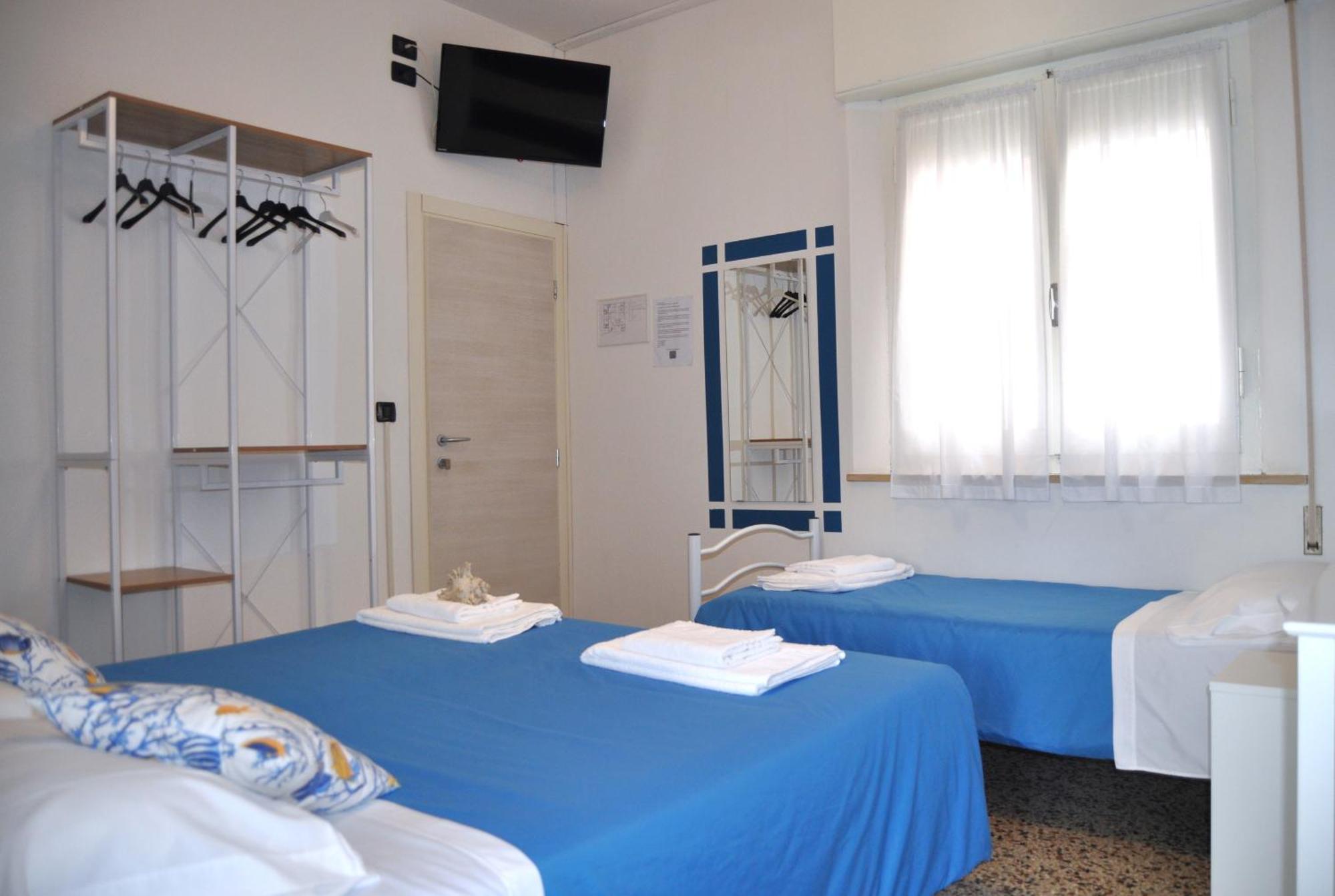 Hotel Susy - Ambienti Rinnovati - Direttamente Su Viale Dante E A Due Passi Dal Mare 2*