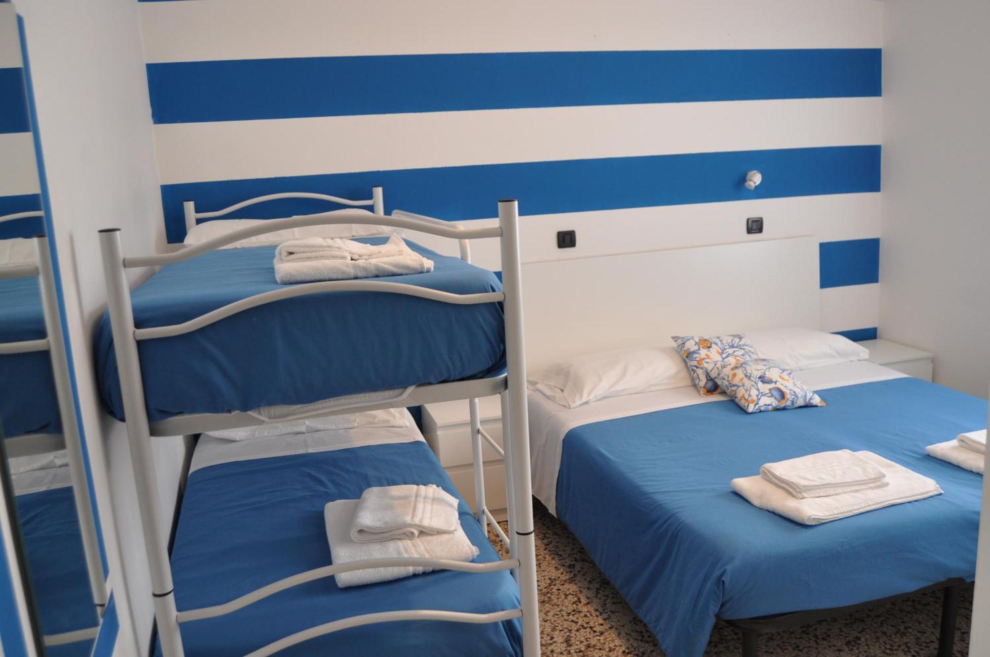 Susy - Ambienti Rinnovati - Direttamente Su Viale Dante E A Due Passi Dal Mare Hotel 2*